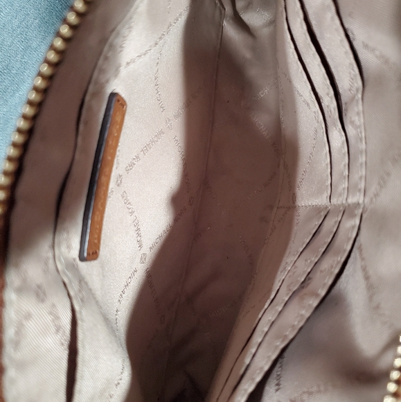 MICHAEL KORS WRISTLET gold hardware. - Picture 6 of 6